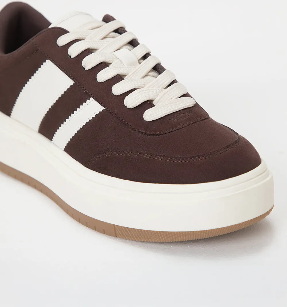 Tenis en suede con lineas en contraste