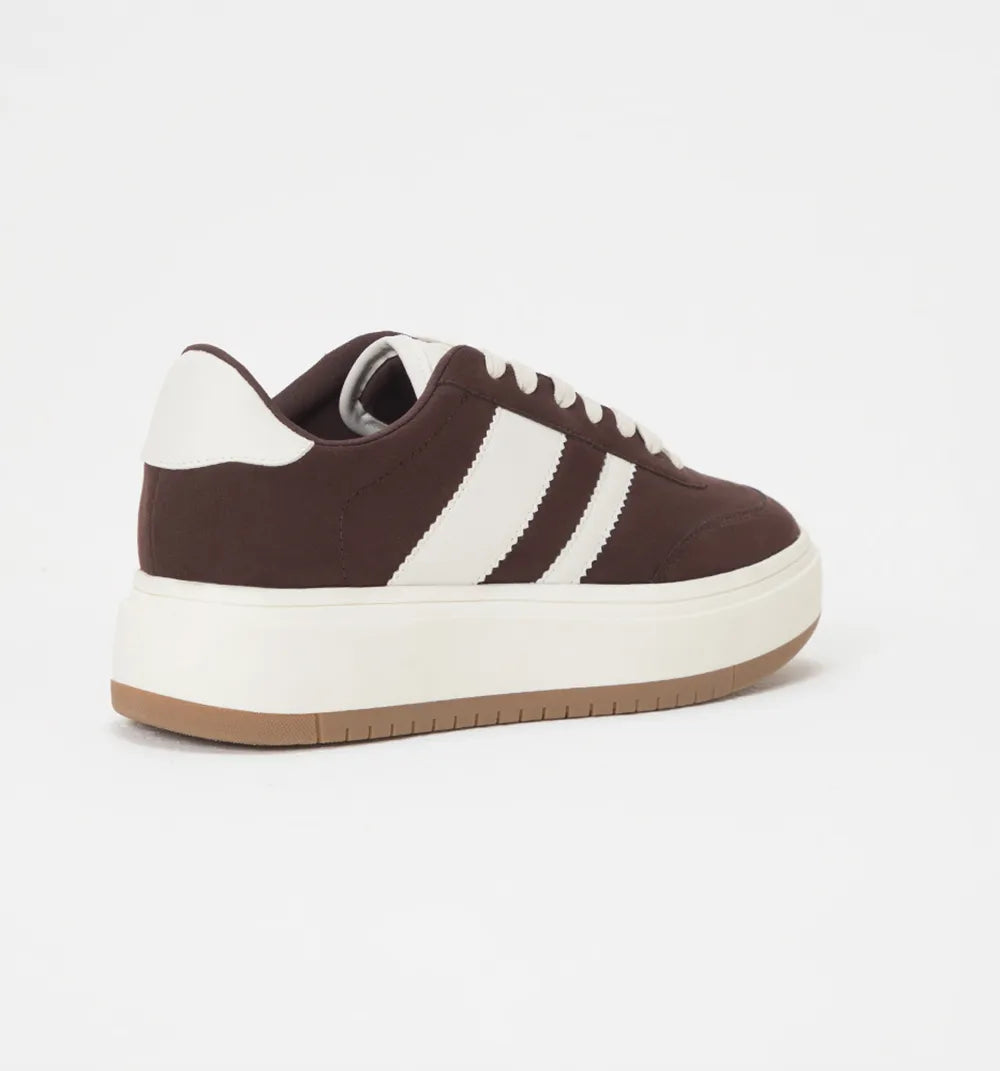 Tenis en suede con lineas en contraste